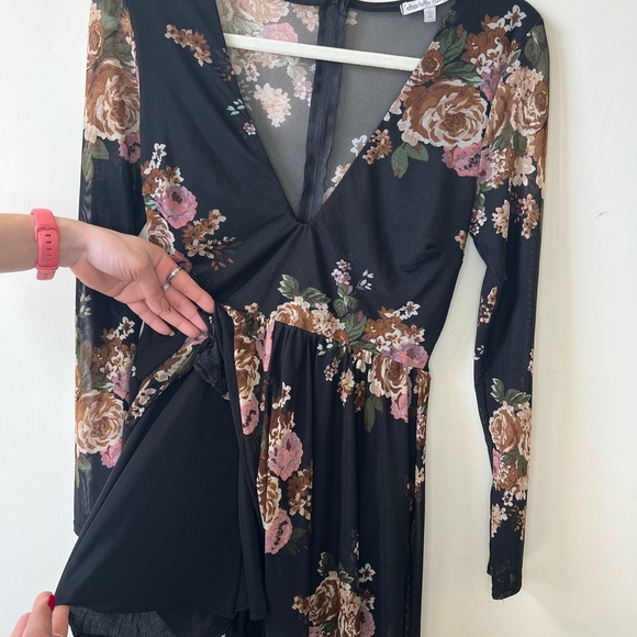 Deep V-Neck  Floral Romper - Picture 5 of 7